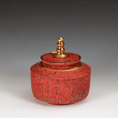 קופסה/מיכל עם מכסה מאבנית גסה וזהב 24 קראט