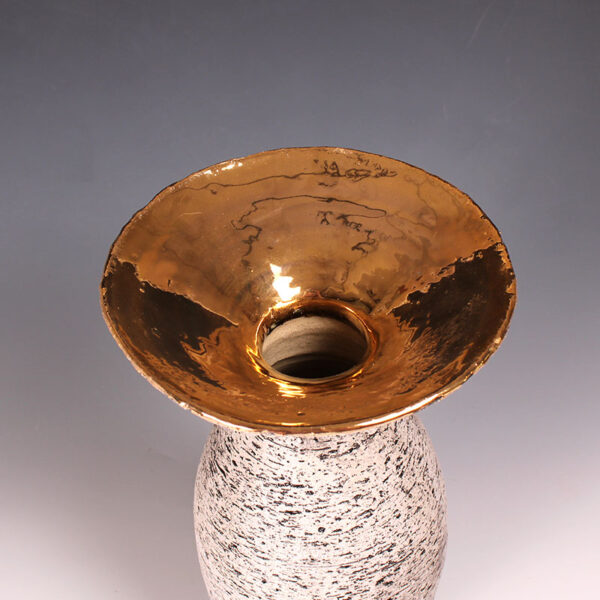 Handcrafted "Sunflower" Vase – White with 24-Karat Gold Plating - Image 4