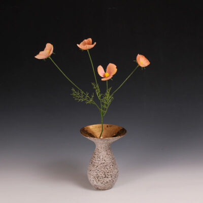 אגרטל "חמניה" אבנית בעבודת יד – לבן עם ציפוי זהב 24 קראט