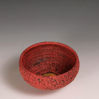 קערת אבנית גסה בעבודת יד – אדומה עם מרכז זהוב